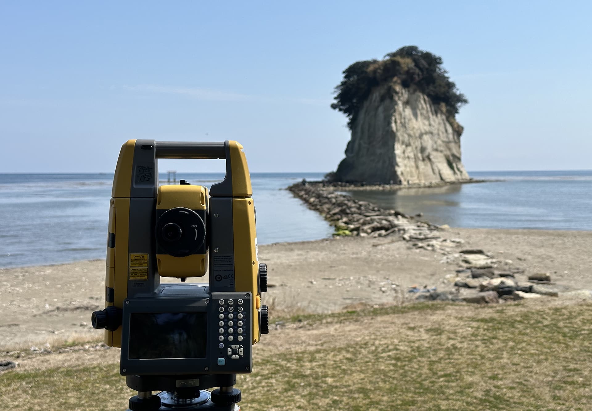 測量機と見附島